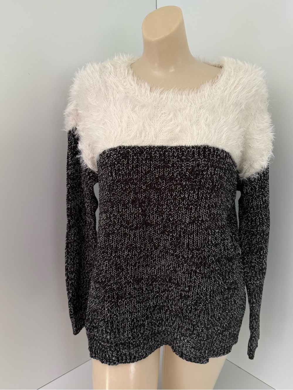 Two by Vince Camuto Colorblock Sweater Medium M Faux Fur Knit Black White